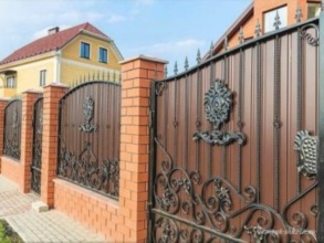 Кирпичный забор с ковкой  150 метров фото в Власихе