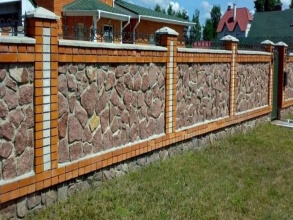 Кирпичный забор с камнем 12 метров фото в Власихе