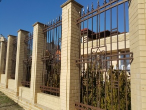 Кирпичный забор с ковкой  10 метров фото в Власихе