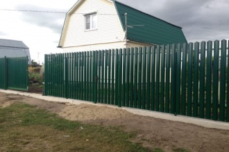 Забор из евроштакетника на ленточном фундаменте 70 метров фото в Власихе